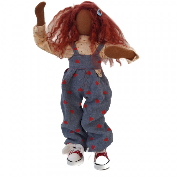 Latzhose mit Herzen & Bluse & Turnschuhe - 28cm Figur